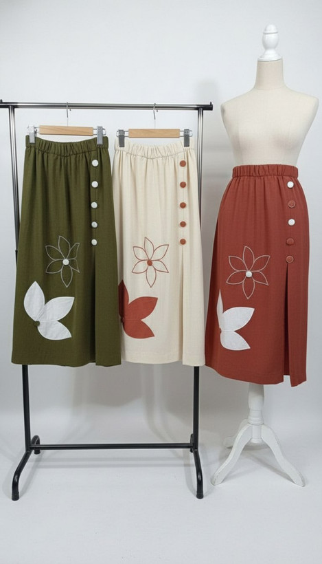 دامن لنین تکه دوزی شده ،جلو پیلی خور دکمه تزینی ،کمر کش فری سایز سایز۳۸-۴۴ سایز میشه