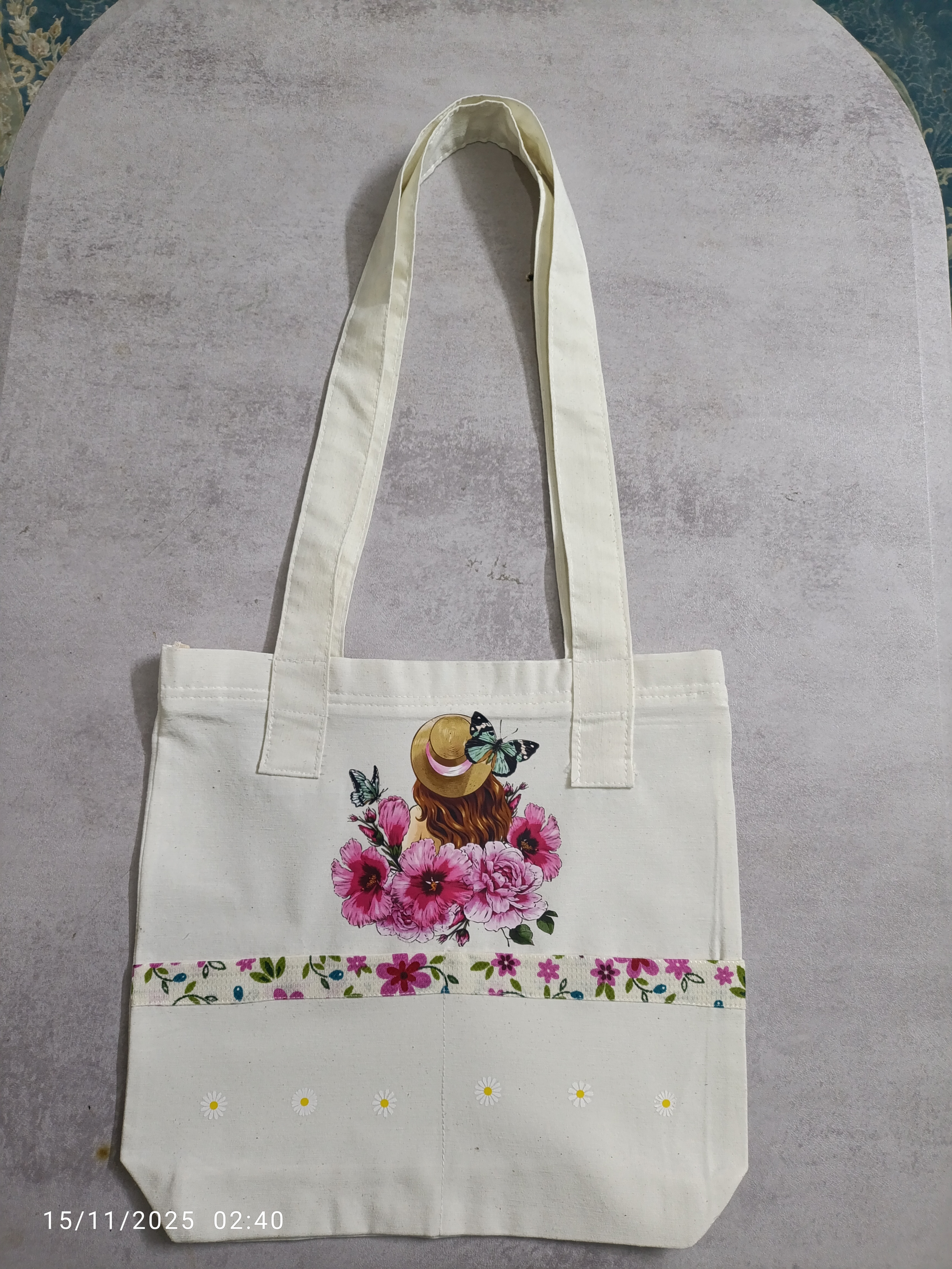 توتبگ طرح دختر بهاری  نوار دوزی شده زیبا داره  دوتا جیب روی کار  اندازه ۴۰در۴۰