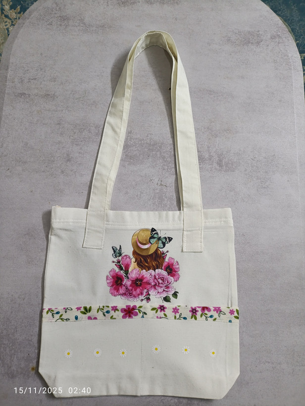 توتبگ طرح دختر بهاری نوار دوزی شده زیبا داره دوتا جیب روی کار اندازه ۴۰در۴۰