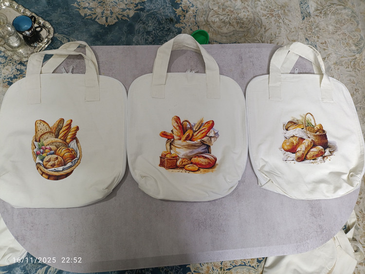کیف نان سه لایه هست یک لایه پارچه رو از جنس متقال گرم بالا ،یک لایه مشما درجه ۱،استری هم از جنس متقال میباشد ،از دو طرف زیپ میخوره باز میشه سر تاسر، نان کامل تازه نگه میدارم ماندگاری عالی ،در سه طرح مختلف ،سبد نان،طرح کیسه نان ،طرح سبدنان دسته دار